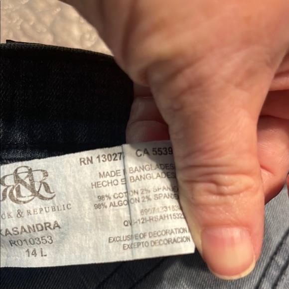 Rock & Republic Blue Jeans with Signature R Design - Picture 9 of 10